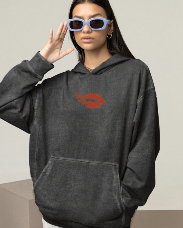 Bluza oversize z kapturem <br>Zmysłowe usta i serca <br>Haft, Efekt sprania